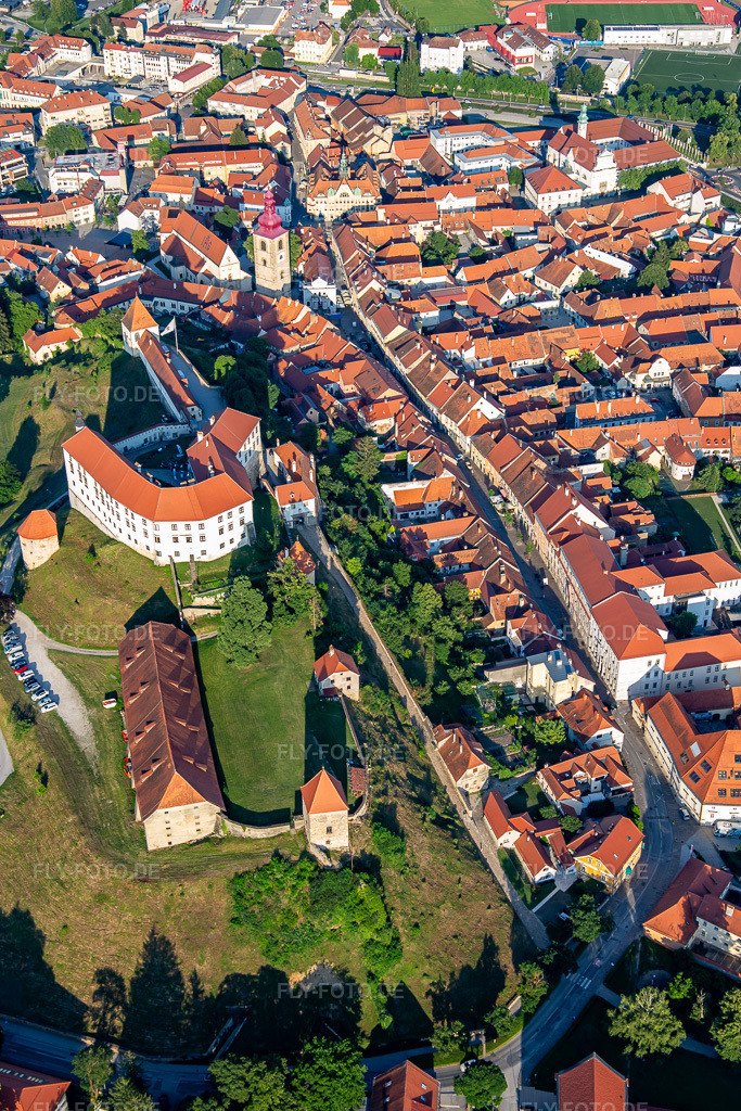 Luftbild: Prešernova ulica unter der der Burg in Ptuj im Bundesland Slowenien in Slowenien. Foto: IMG_137333.jpg vom 08.07.2023 durch Werner Riehm/FLY-FOTO.de