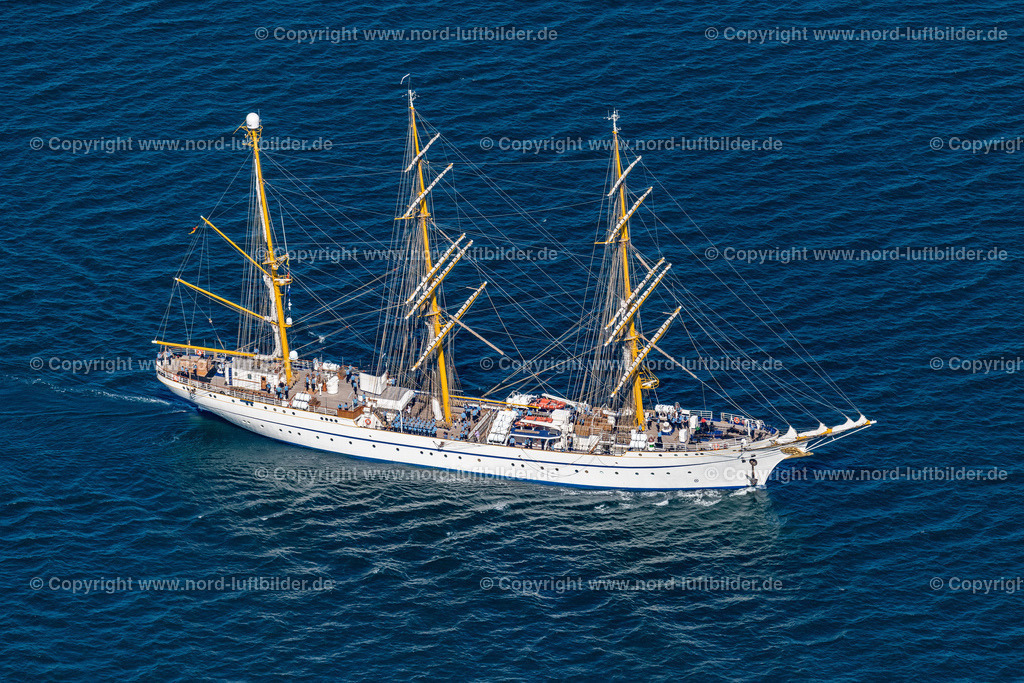 Gorch_Fock_Ostsee_Warnemüde_Hansesail_2022_ELS_5638100822 | ROSTOCK 10.08.2022 Segelschulschiff in Warnemünde im Bundesland Mecklenburg-Vorpommern. Die Gorch Fock beim Einlaufen der Hansesail in Warnemünde. // Sail training ship in Warnemuende in the state of Mecklenburg-Western Pomerania. The Gorch Fock when the Hansesail arrives in Warnemuende. Foto: Martin Elsen