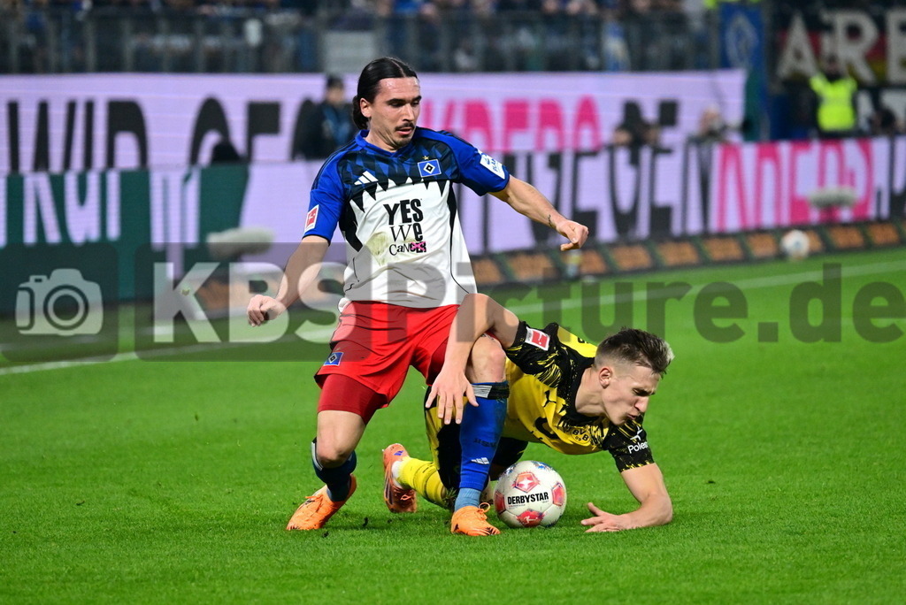 KBS Picture_HSV-Dortmund_048 | v.l. Philippe Rayan (HSV) , Schlotterbeck Nico (Bor. Dortmund) ,Sportplatz :  Volksparkstadion, - Realisiert mit Pictrs.com
