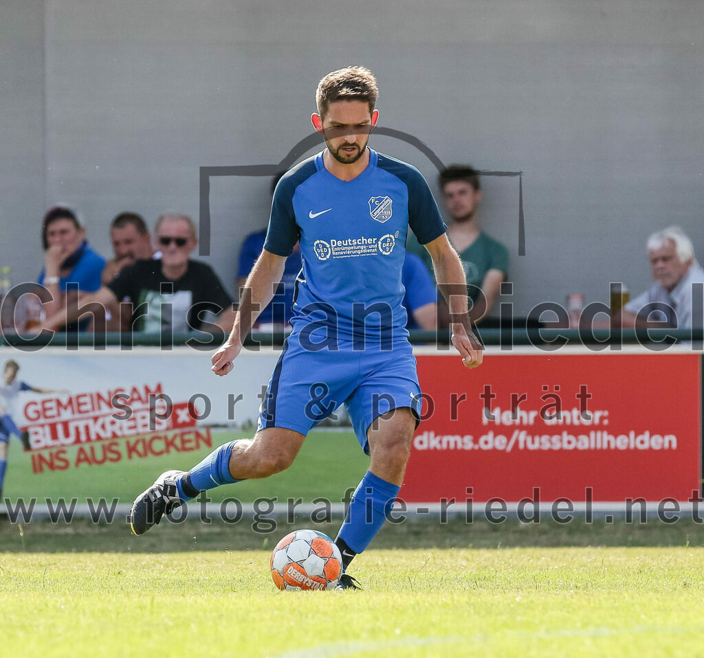 2023-07-08_129_FC_Langengeisling_gegen_TSV_Buchbach | Erding, Deutschland, 08.07.2023:
Fußball, Bezirksliga Oberbayern Ost 2023 / 2024, Testspiel, FC Langengeisling gegen TSV Buchbach, Endergebnis: 0:6

Lucas Seeholzer (FC Langengeisling, #2)

Foto: Christian Riedel / fotografie-riedel.net