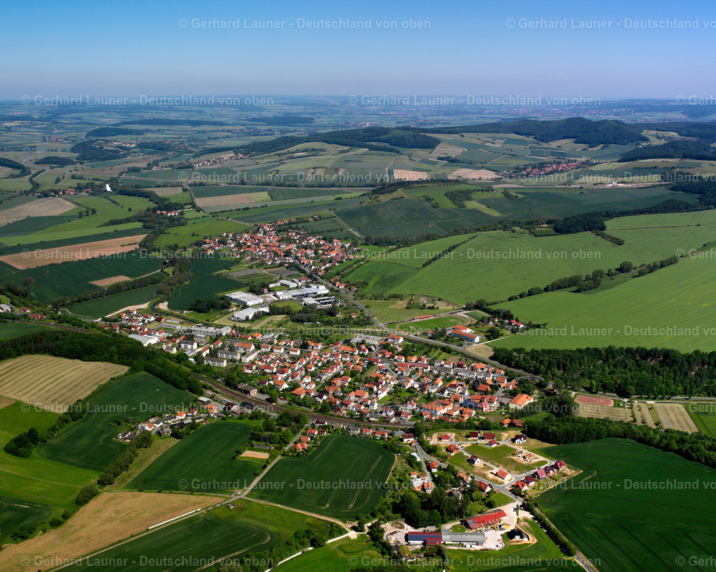 2634039 | ARENSHAUSEN 09.06.2006 Landwirtschaftliche Nutzflächen und Feldgrenzen  umsäumen das Siedlungsgebiet des Dorfes in Arenshausen im Bundesland Thüringen, Deutschland // Agricultural land and field boundaries surround the settlement area of the village  in Arenshausen in the state Thuringia, Germany Foto: Gerhard Launer