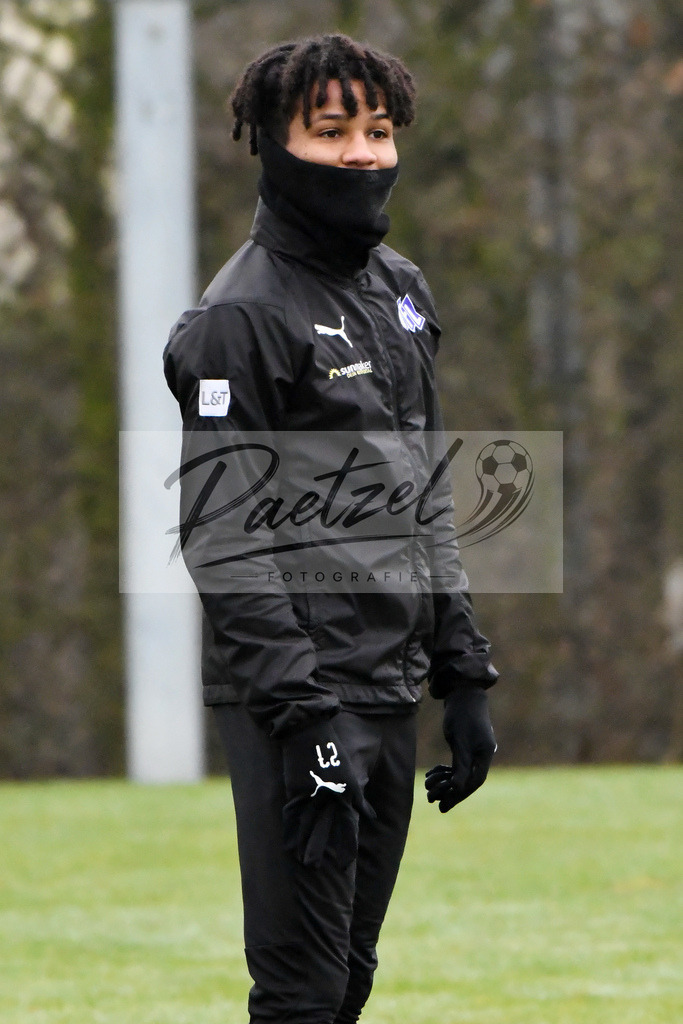 20200125_TRAOSN_0035 | Fußball, Herren: Felix Agu (VfL Osnabrück) schaut beim Training des VfL Osnabrück am 25.01.2020 im Sportpark Illoshöhe in Osnabrück, Deutschland.(Foto von Nico Paetzel) - Realisiert mit Pictrs.com