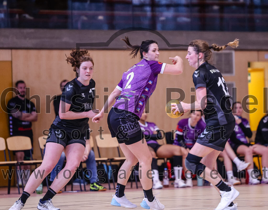 2024-12-14_103_SpVgg_Altenerding_gegen_SVA_Palzing | Erding, Deutschland, 14.12.2024:Handball, Bezirksoberliga Frauen Altbayern 2024 / 2024, 9. Spieltag, SpVgg Altenerding gegen SVA Palzing, Endergebnis: 20:30Christina Schredl (SVA Palzing, #17), Janina Konrad (SpVgg Altenerding, #2), Sandra Redl (SVA Palzing, #12)Foto: Christian Riedel / fotografie-riedel.net