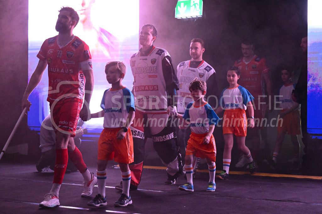 SV Wiler-Ersigen vs Floorball Köniz - 15. April 2023 | SV Wiler-Ersigen vs Floorball Köniz
Stimo Arena, Kloten
Manuel Engel (#93 Floorball Koeniz), Patrick Eder (#30 Floorball Koeniz) und Alessio Mura (#1 Floorball Koeniz) mit Einlaufkids.
Bild: Sportfotografie Markus Aeschimann | www.markus-aeschimann.ch - Realisiert mit Pictrs.com