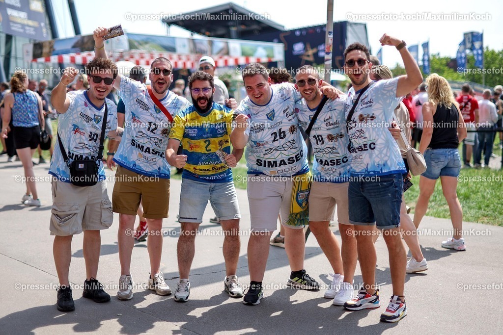 KoeEHF14062500012 | 14.06.2025, Handball, Halbfinale TruckScout24 EHF FINAL4, LANXESS arena Köln, Eindrücke rund um das Final4, Fans freuen sich auf das Event und feiern zusammen vor der Arena