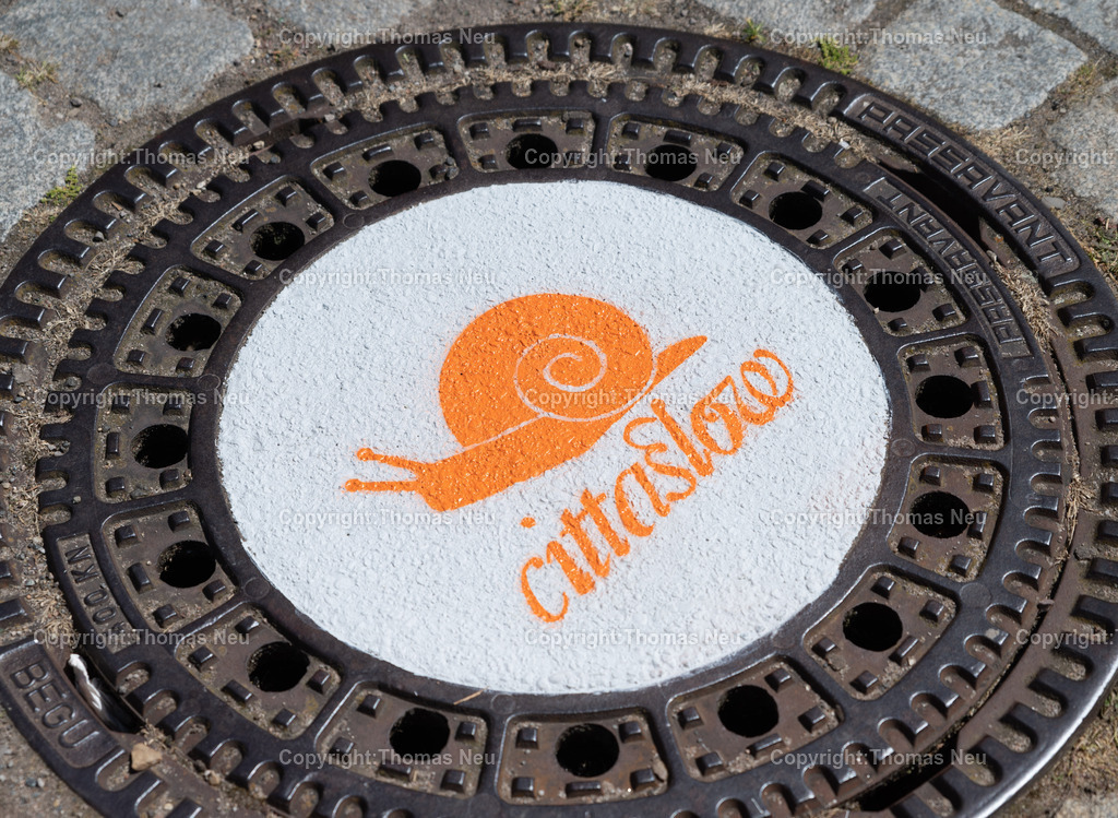 DSC_6066 | bzw, 30.05.2023,Der Frankfurter Künstler Philipp Alexander Schäfer wird vier Kanaldeckel bzw. Schachtabdeckungen auf Gehwegen mit Kunstwerken in Zwingenberg verzieren,  Scheuergasse ,, Bild: Thomas Neu