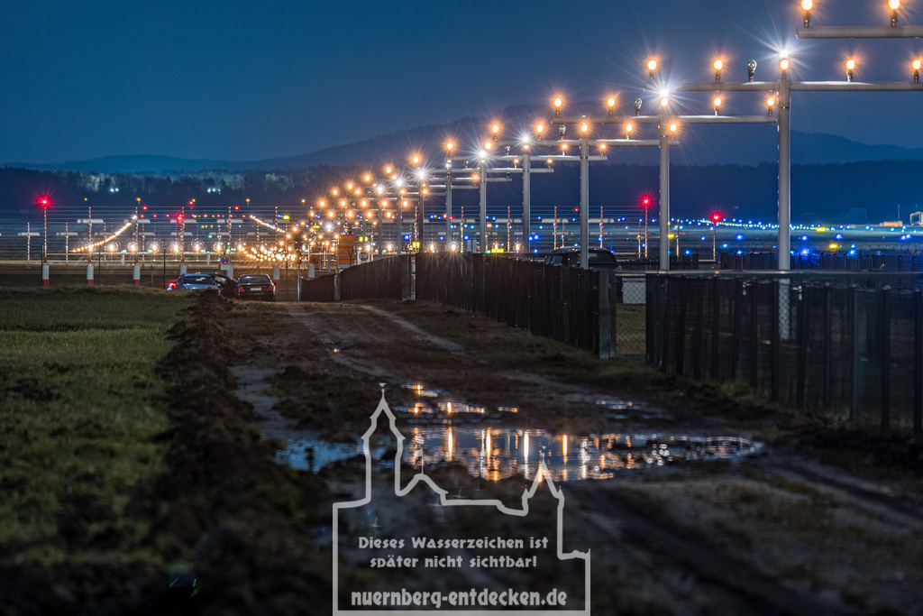 20231227-6V2A6783-HDR-Bearbeitet | Die Start- und Landebahn des Albrecht Dürer Airport in Nürnberg bei Nacht mit der Anflugbefeuerung. Die Besonderheit des Nürnberger Flughafen ist die 24h Betriebsgenehmigung, was immer mehr Airlines für ihre Direktverbindung in die Urlaubsdestinationen nutzen. - Realisiert mit Pictrs.com