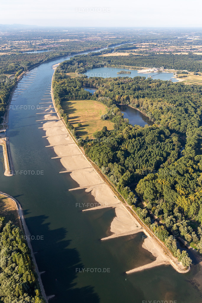 Luftbild: trockengefallene Buhnen und Sandbänke im Rhein wegen Niedrigwasser im Ortsteil Maximiliansau in Wörth im Bundesland Rheinland-Pfalz in Deutschland. Foto: IMG_133767.jpg vom 14.08.2022 durch Werner Riehm/FLY-FOTO.de