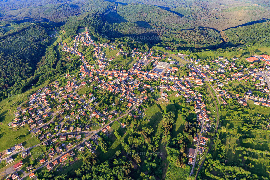 Aerial view: View of the town from the west in Lemberg in the state Moselle, France. – Photo: IMG_107255.jpg taken on 05/18/2018 by Werner Riehm/FLY-FOTO.com – Resolution of the original: 5472 x 3648 px