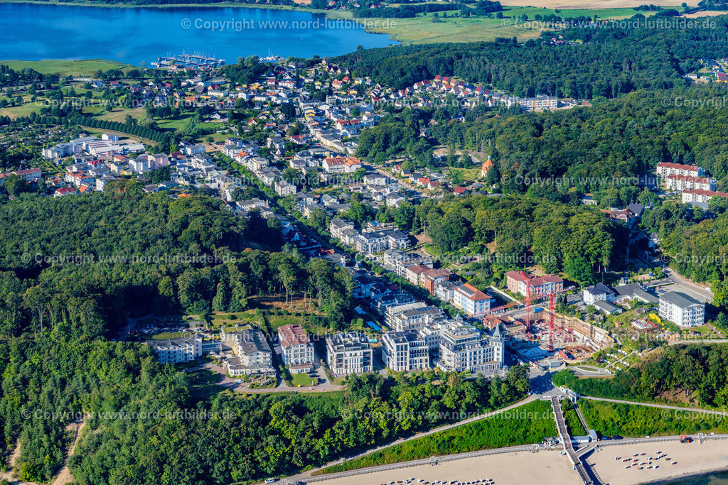 Sellin_Rügen_ELS_7271100822 | OSTSEEBAD SELLIN 10.08.2022 Baustelle zum Neubau eines Mehrfamilien- Wohn- und Geschäftshauses Kurhaus an der Wilhelmstraße in Ostseebad Sellin auf der Insel Rügen im Bundesland Mecklenburg-Vorpommern, Deutschland. Weiterführende Informationen bei: Kurverwaltung Ostseebad Sellin,  PRIMUS Immobilien AG,  VENTIS Immobilien AG. // Construction site for the new residential and commercial building Kurhaus on street Wilhelmstrasse in Ostseebad Sellin on the island of Ruegen in the state Mecklenburg - Western Pomerania, Germany. Further information at: Kurverwaltung Ostseebad Sellin,  PRIMUS Immobilien AG,  VENTIS Immobilien AG. Foto: Martin Elsen