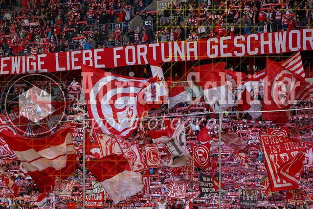 10.04.2026, GER, Fussball, Herren, 2. BL, Saison 2025/2026, Fortuna Düsseldorf - Holstein Kiel | die Fans von Fortuna Düsseldorf mit Flaggen und Bannern 