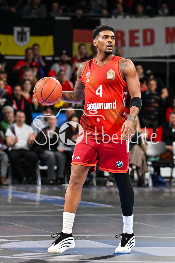 FC Bayern München - Skyliners Frankfurt | MUNICH, GERMANY - 17. FEBRUARY: am Ball Xavier RATHAN-MAYES (FC Bayern Basketball 4)  / Einzelfoto / Freisteller während dem Spiel zwischen dem FC Bayern München und den Skyliners Frankfurt am 21. Spieltag der easyCredit BBL im BMW Park