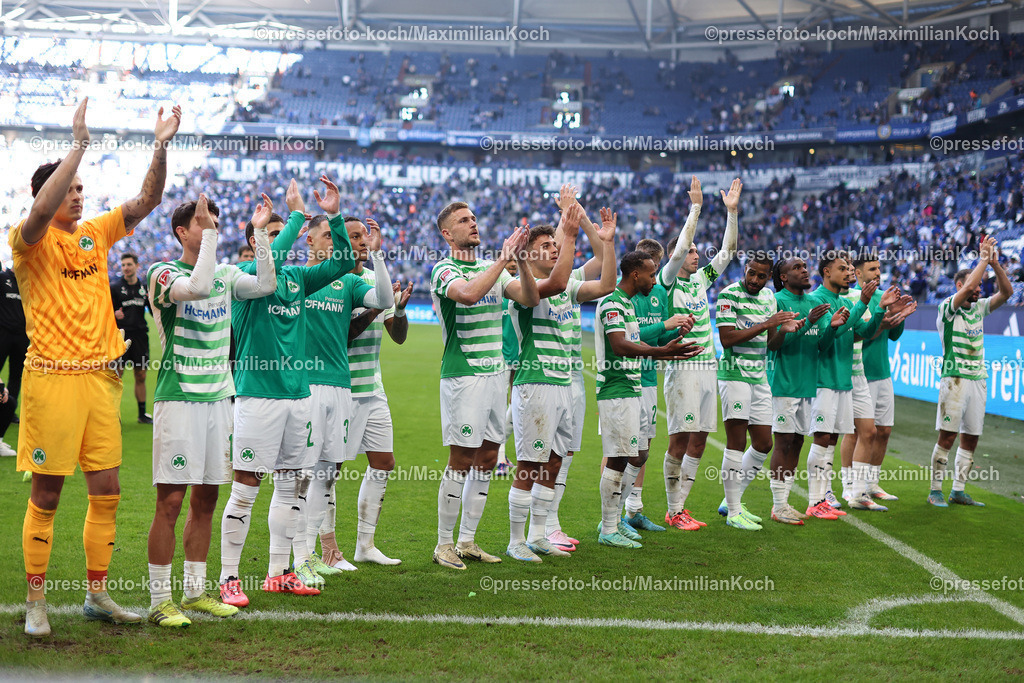 Schalke26102401066 | 26.10.2024, Fußball, FC Schalke 04 - SpVgg Greuther Fürth, 2. Fußball Bundesliga, Veltins-Arena Gelsenkirchen, Saison 2024 2025: Abschlussjubel nach dem 4:2 Sieg - Die Mannschaft von SpVgg Greuther Fürth steht jubelnd vor dem Gäszteblock und bedankt sich bei den Fans für die Unterstützung. DFB regulations prohibit any use of photographs as image sequences and or quasi-video.