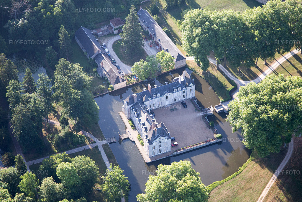 Aerial view: View of the town in Cléry-Saint-André in the state Loiret, France. – Photo: IMG_082536.jpg taken on 06/21/2015 by Werner Riehm/FLY-FOTO.com – Resolution of the original: 4707 x 3138 px