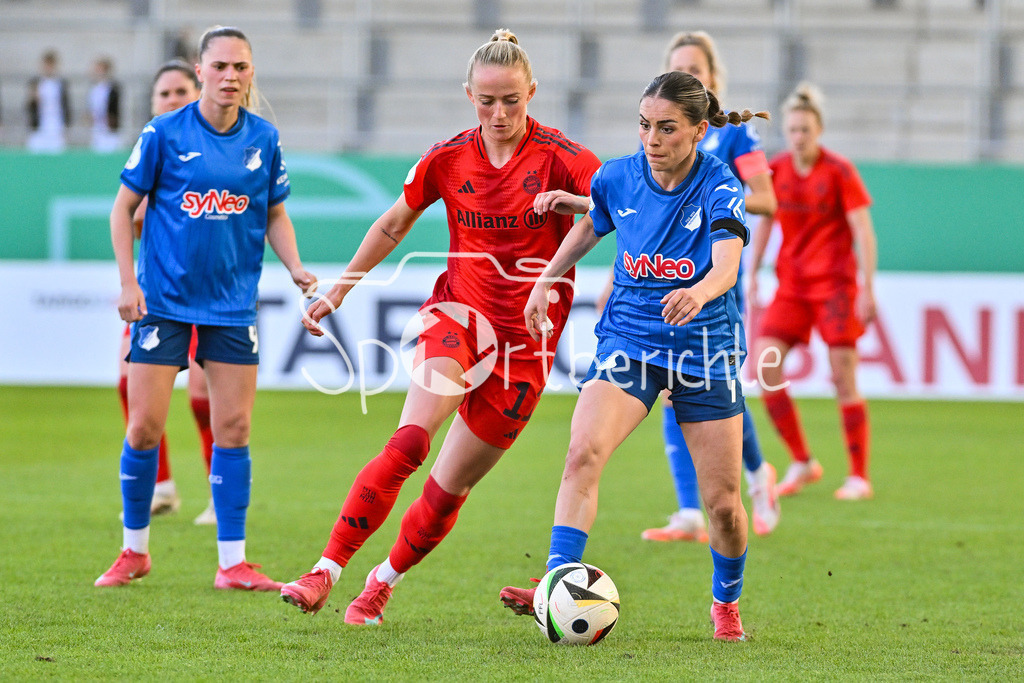 FC Bayern München - TSG 1899 Hoffenheim | Im Duell Lea SCHUELLER (FCB #11) und Ereleta MEMETI (TSG Hoffenheim Frauen 7) / Zweikampf / Frauen DFB Pokal: FC Bayern Muenchen - TSG 1899 Hoffenheim, FC Bayern Campus am 22.03.2025