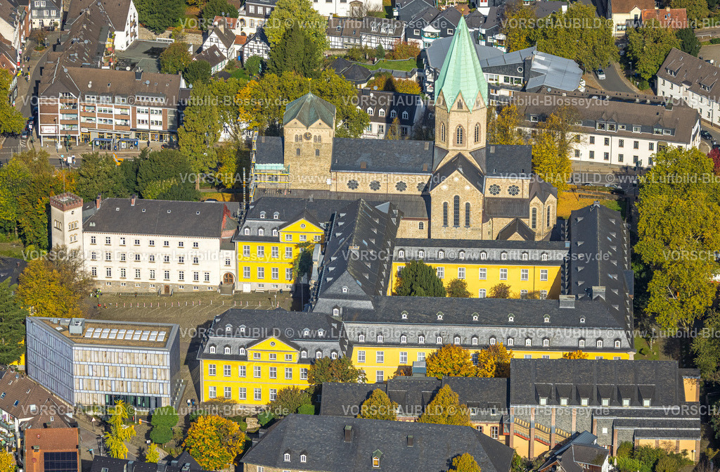 Essen251002842Sued | Luftbild, kath. Basilika St. Ludgerus und Folkwang Universität der Künste, Baustelle mit Baugerüst, Bredeney, Essen, Ruhrgebiet, Nordrhein-Westfalen, Deutschland