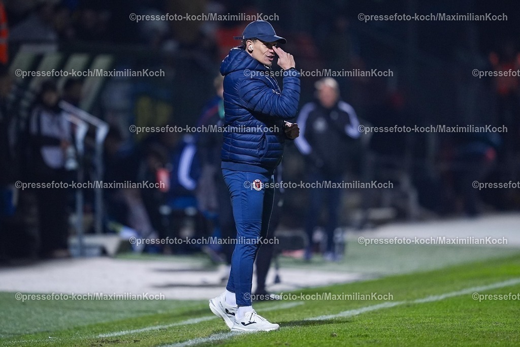 xYDRx23012601080 | 23.01.2026, xydrx, Fußball, 3.Liga, FC Viktoria Köln - 1.FC Saarbrücken, Saison 2025 2026, Sportpark Höhenberg:  Kevin Rauhut (Torwart Trainer FC Viktoria Köln) gestikulierend   DFB regulations prohibit any use of photographs as image sequences and or quasi-video. Photo: xYannisxDreimannxPressefotoKochx