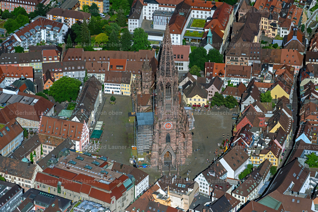 4034176 | FREIBURG IM BREISGAU 30.06.2020 Kirchengebäude der Freiburger Münster am Münsterplatz in Freiburg im Breisgau im Bundesland Baden-Württemberg, Deutschland. // Church building Freiburger Muenster on Muensterplatz in Freiburg im Breisgau in the state Baden-Wuerttemberg, Germany. Foto: Gerhard Launer