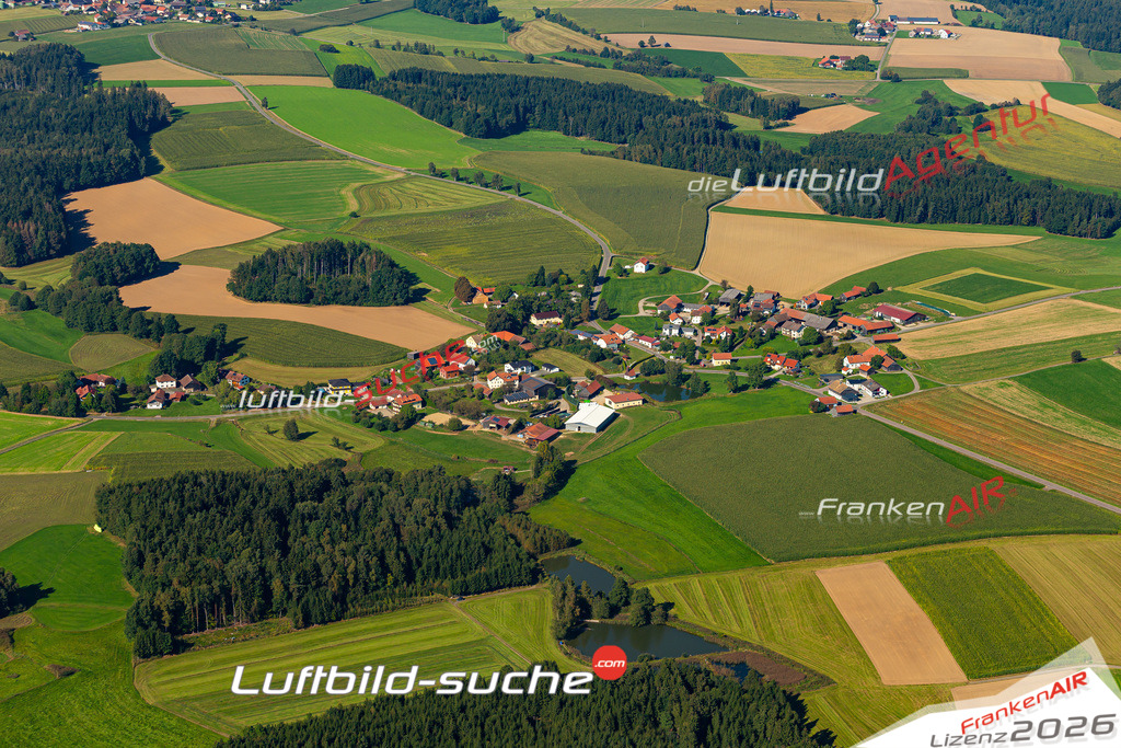 Die Luftaufnahme Katzelsried - Tiefenbach wurde 2021 mittels Flugzeug (keine Drohne) erstellt. Hohe Auflösung -für große Poster und Wandbilder geeignet!