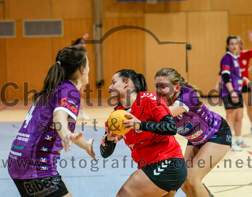 2024-01-27_037_SpVgg_Altenerding_II_gegen_TV_Altoetting_II | Erding, Deutschland, 27.01.2024:
Handball, Bezirksliga Frauen Altbayern 2023 / 2024, 10. Spieltag, SpVgg Altenerding II gegen TV Altötting II, Endergebnis: 17:29

Elena Sommer (SpVgg Altenerding, #4), Sophie Lößl (SpVgg Altenerding, #23)

Foto: Christian Riedel / fotografie-riedel.net