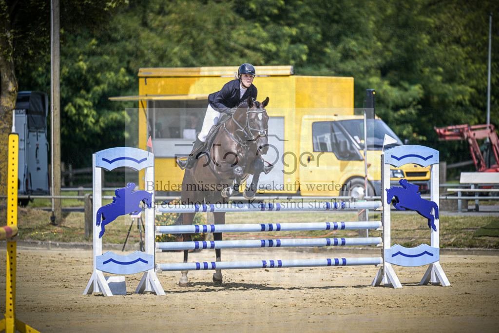 DOS_7639 | Entdecke hochwertige Reitturnierfotos von Foto Oger. Professionell, emotional und authentisch – jetzt Lieblingsmomente im Shop bestellen.Deutschlandweite Turnierfotografie. - Realisiert mit Pictrs.com