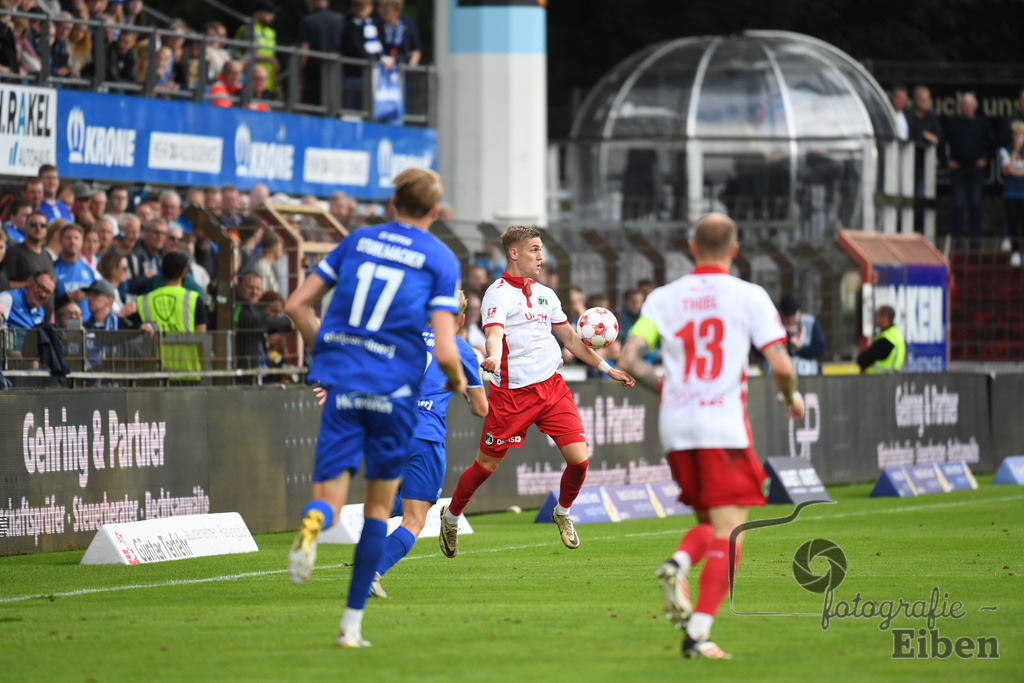 SV Meppen-VfB Lübeck | Herren Regionalliga Nord; SV Meppen (blau)-VfB Lübeck (weiß) am 01.08.2025 in Meppen (Hänsch-Arena), Photo: Philip Eiben 2025 - Realisiert mit Pictrs.com