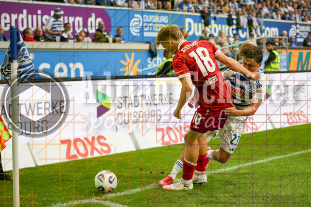 MSV Duisburg vs VfB Stuttgart II - 3. Liga | Duisburg, Deutschland, 02.08.25:   Julian Lüers (VfB Stuttgart II) und Jan-Simon Symalla (MSV Duisburg) im Kampf um den Ball waehrend des Spiels der 3. Liga MSV Duisburg vs VfB Stuttgart II in der schauinsland-reisen-arena(Foto von Brauer-Fotoagentur / Adrian Schlueter)