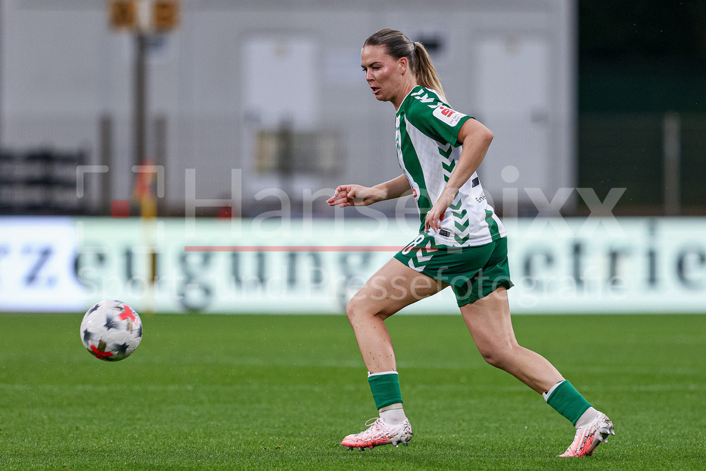 Fussball, Google Pixel Frauen-Bundesliga, SV Werder Bremen - RB Leipzig | Juliane Wirtz (SV Werder Bremen, 28) am Ball, Freisteller, Einzelbild, Ganzkörper, Aktion, Action, Spielszene, DIE DFB-RICHTLINIEN UNTERSAGEN JEGLICHE NUTZUNG VON FOTOS ALS SEQUENZBILDER UND/ODER VIDEOÄHNLICHE FOTOSTRECKEN. DFB REGULATIONS PROHIBIT ANY USE OF PHOTOGRAPHS AS IMAGE SEQUENCES AND/OR QUASI-VIDEO.