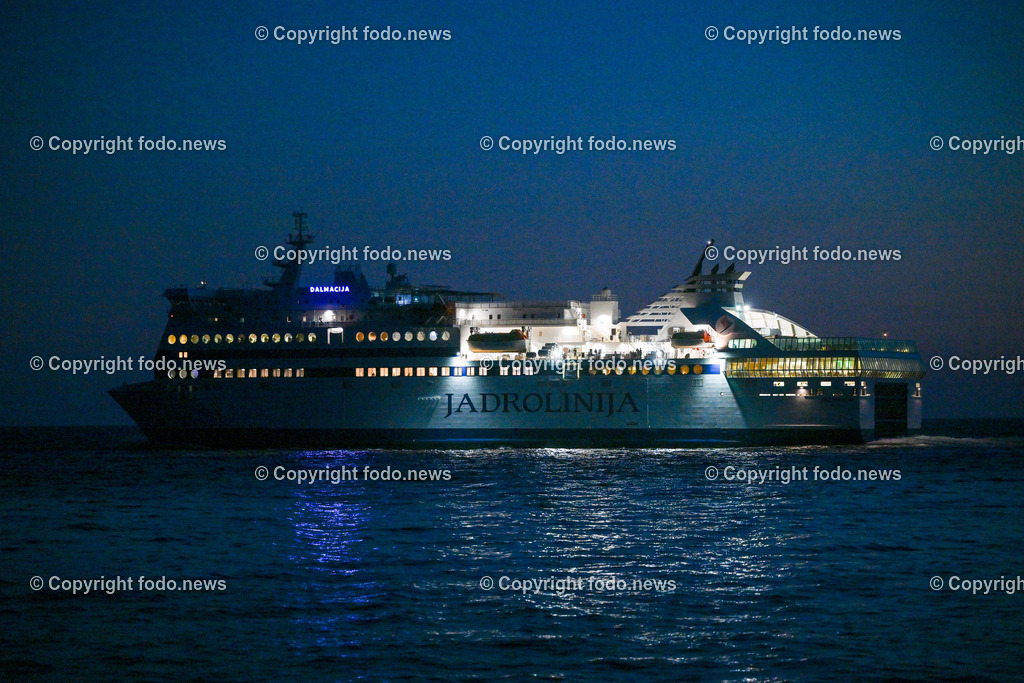 Kroatien_ Brac_ Insel in Dalmatien_ Milna_ 14.07.2025-39 | 14.07.2025, Kroatien, HRV, Brac, Insel in Dalmatien, Milna im Bild Themenbild, Trajekti, Jadrolinija, Faehre, Schiff, Meer, Adria, Touristen, Tourismus, Transport, Nacht, Finster, Beleuchtung, Feature, Symbolbild