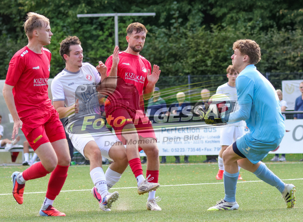 FC RW Kirchlengern - VfL Theesen | Auf dem Bild zu sehen: Grau FC RW Kirchlengern: Julian Marten ; Rot VfL Theesen v.l.: Henrik Lüdke, Iven Sielemann, Fynn Laarmann (TW)FC RW Kirchlengern, VfL Theesen, Saison 26/27, Westfalenliga, Kirchlengern, Deutschland - Realisiert mit Pictrs.com