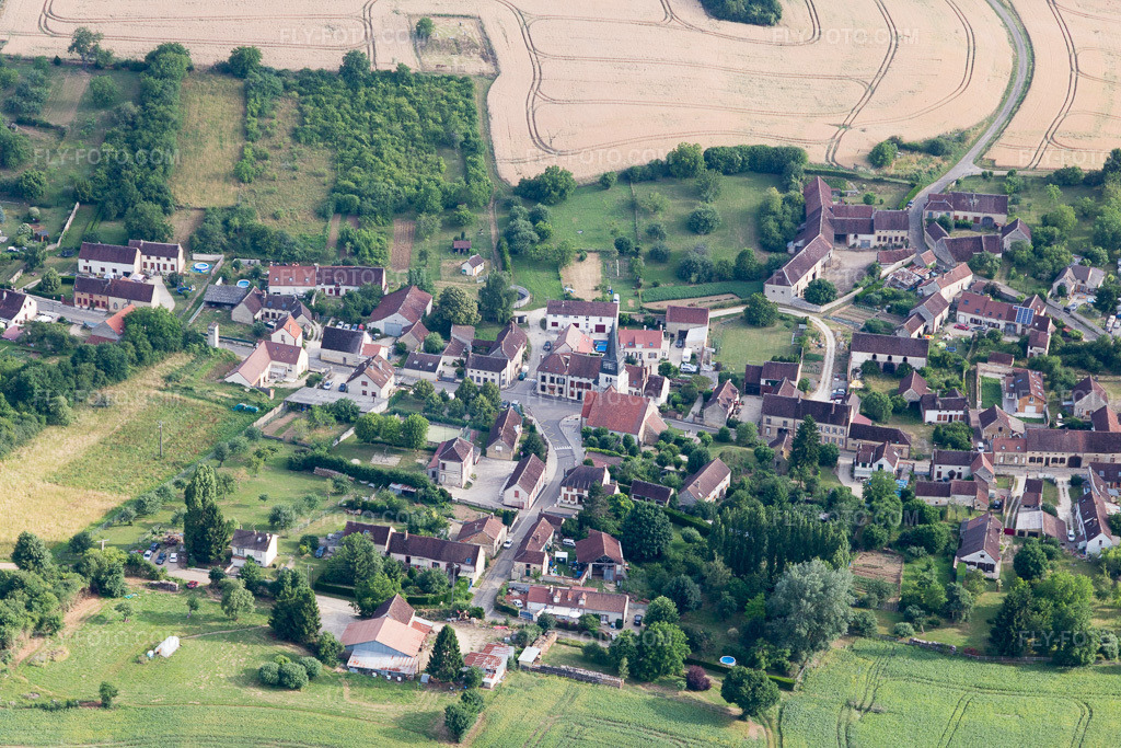 Aerial view: View of the town in Paroy-en-Othe in the state Yonne, France. – Photo: IMG_101310.jpg taken on 06/25/2017 by Werner Riehm/FLY-FOTO.com – Resolution of the original: 5472 x 3648 px