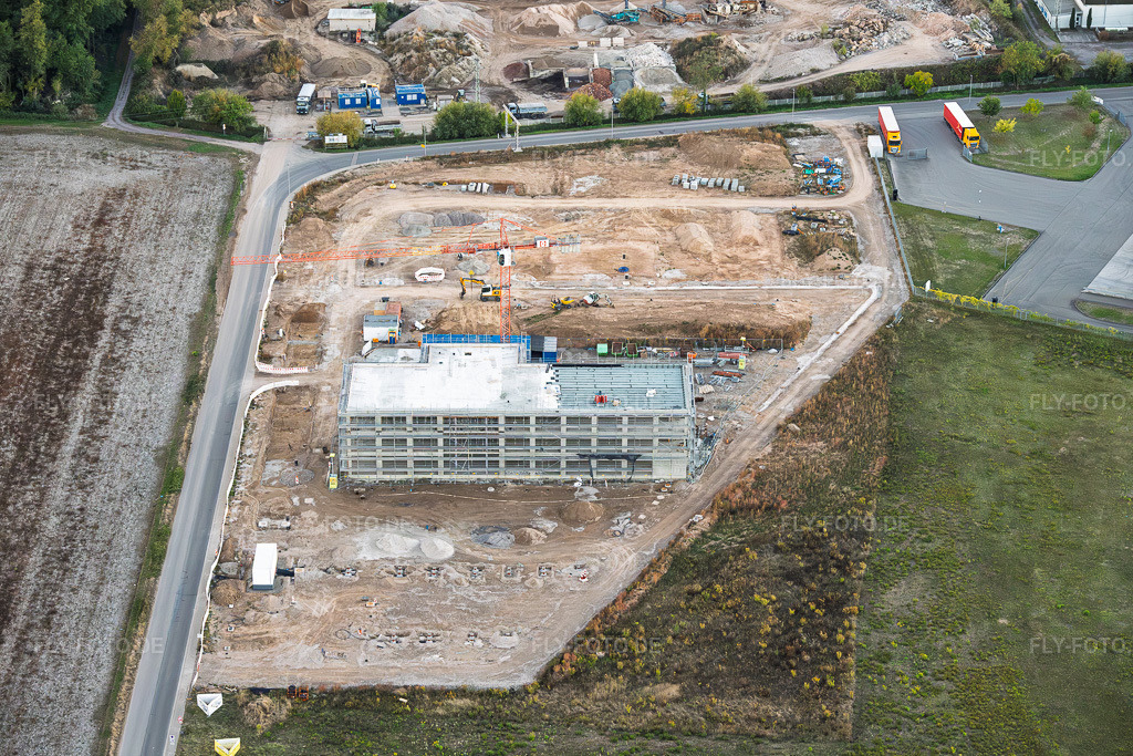 Luftbild: Baustelle für das neue Campus von X2E für Verwaltungs- und Produktionsgebäude in Rohrbach im Bundesland Rheinland-Pfalz in Deutschland. – Foto: IMG_159873.jpg vom 12.10.2026 durch Werner Riehm/FLY-FOTO.de – Auflösung des Originals: 6000 x 4000 px – X2E GmbH | Automotive Data Logging Solutions