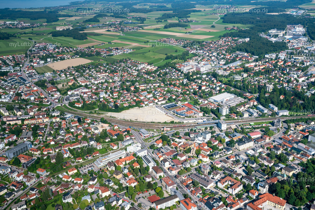 luftbild-traunstein-bahnhof-campus-chiemgau-bruno-kapeller-1 | Luftbild von Traunstein mit dem Bahnhofsareal: Auf der großen Fläche an den Gleisen entsteht der Campus Chiemgau – Traunstein wird Hochschulstadt. Im Blick auch die Entwicklung der Wohnbaugesellschaft Traunstein, dahinter Wohngebiete und Felder des Chiemgaus. Aufgenommen am 8. August 2025. - Realisiert mit Pictrs.com