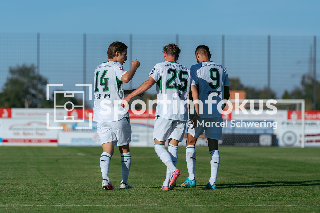 SSVg Velbert 02 – Borussia Mönchengladbach | Daiki Hashioka (Borussia Mönchengladbach), Robin Hack (Borussia Mönchengladbach) und Franck Honorat (Borussia Mönchengladbach) beim gemeinsamen Torjubel zum 0:2. Testspiel zwischen der SSVg Velbert 02 und Borussia Mönchengladbach in Velbert, 12.08.2026. Endstand: 0:8. sportimfokus / Marcel Schwering - Realisiert mit Pictrs.com