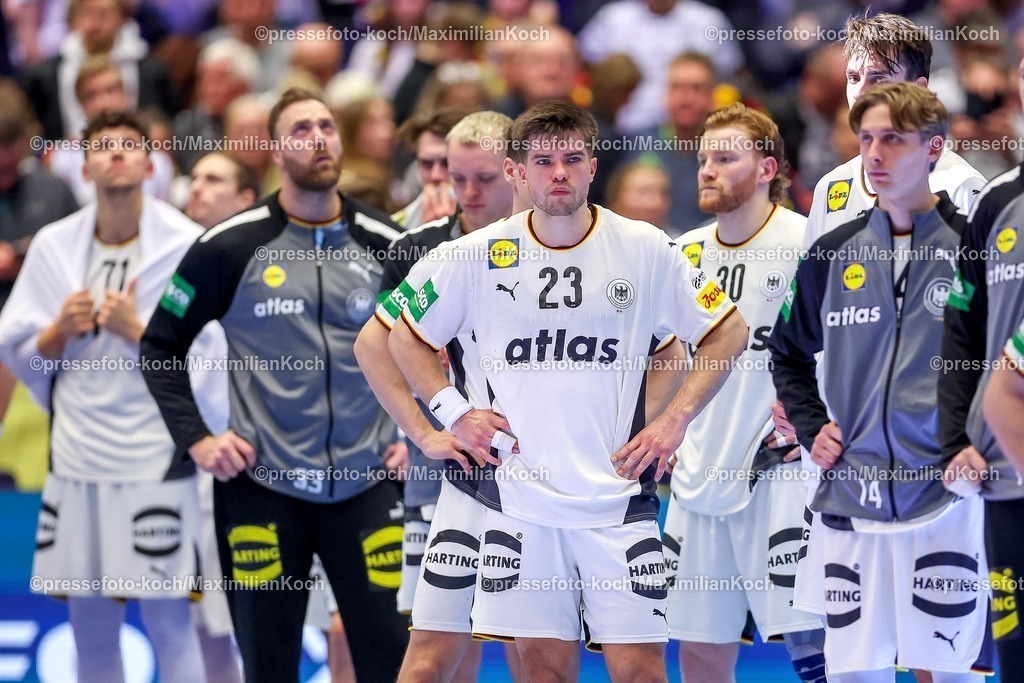 EHF17012602094 | 17.01.2026, Handball, Men's EHF EURO 2026, Deutschland - Serbien, Jyske Bank Boxen in Herning, Dänemark, Preliminary Round: Enttäuschte Gesichter nach der Niederlage von Deutschland gegen Serbien.  Marko Grgic (Germany #71)  Andreas Wolff (Germany #33)  Justus Fischer (Germany #54)  Renars Uscins (Germany #23)  Tom Kiesler (Germany #30)  Mathis Häseler (Germany #14) 