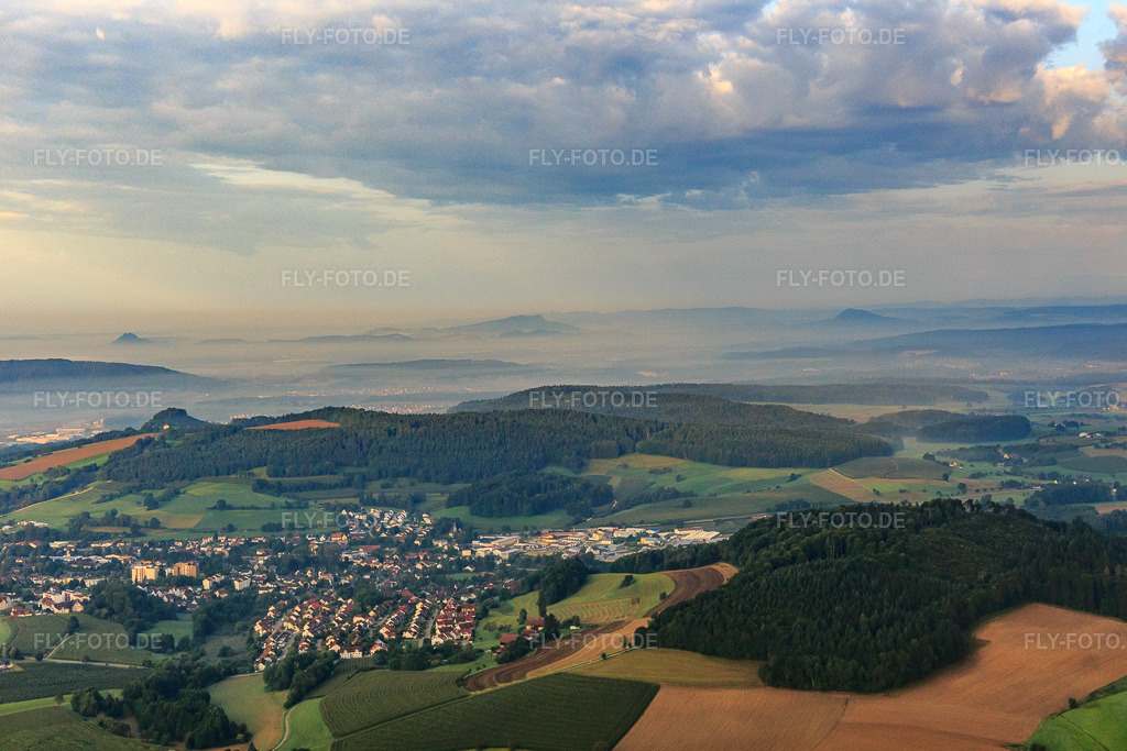 Luftbild: Ortsansicht von Osten bis zum Hegau im Nebel in Stockach im Bundesland Baden-Württemberg in Deutschland. Foto: IMG_102849.jpg vom 26.08.2017 durch Werner Riehm/FLY-FOTO.de