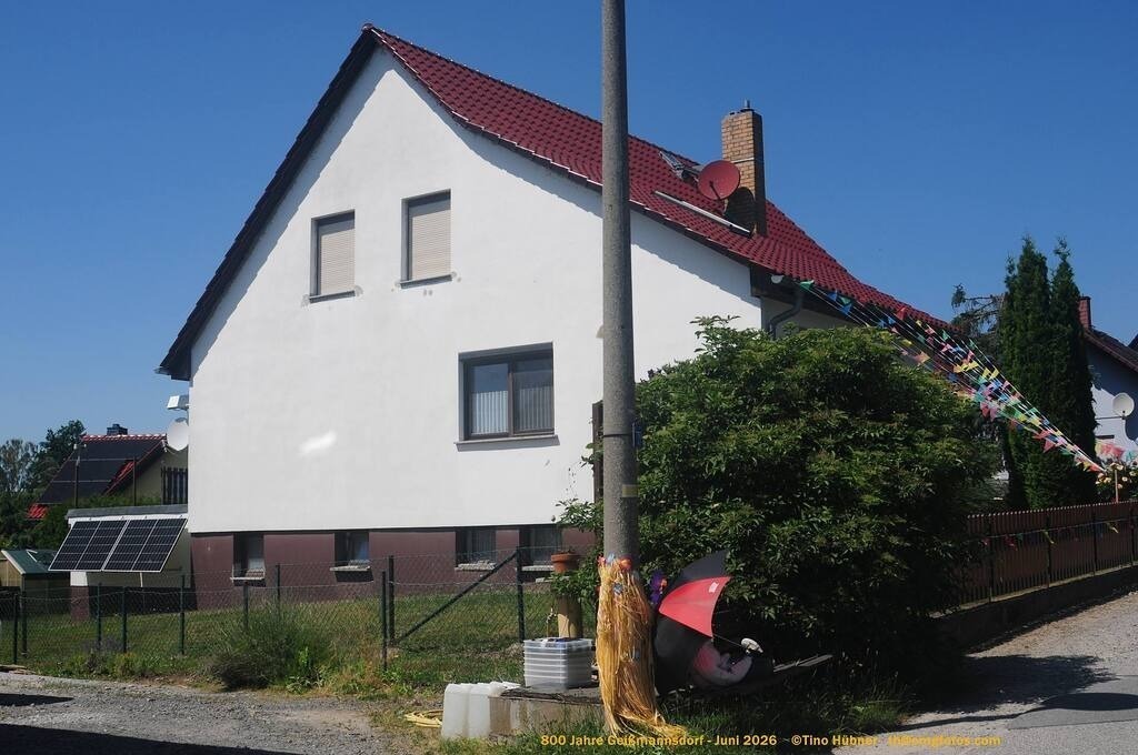 Geißmannsdorf-2026-Ortsbilder-579 | Geißmannsdorf bei Bischofswerda im Sommer 2026. Ein fotografischer Streifzug durch das Dorf Geißmannsdorf, mit Gebäuden, Straßen, Strohpuppen und geschmückten Vorgärten und Grundstücken anlässlich der 800-Jahr-Feier von Geißmannsdorf im Juni 2026 - Realisiert mit Pictrs.com