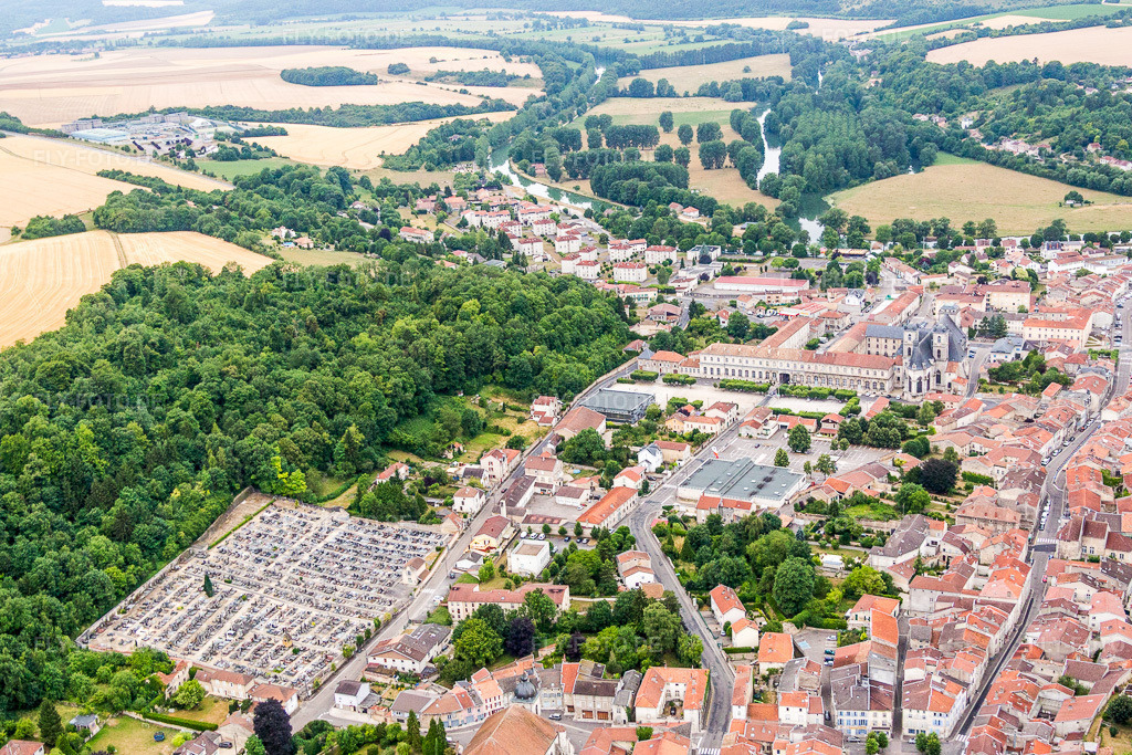 Luftbild: Fluss- Uferbereichen der Maas/Meuse in Saint-Mihiel im Bundesland Meuse in Frankreich. Foto: IMG_083386.jpg vom 12.07.2015 durch Werner Riehm/FLY-FOTO.de