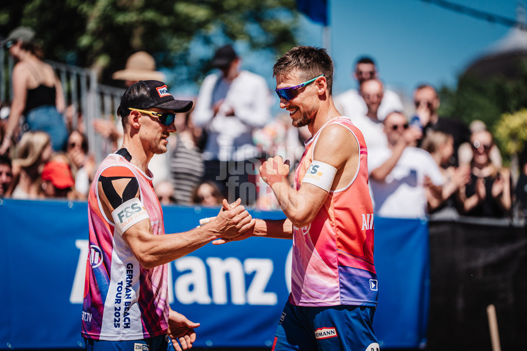 Beachvolleyball | Männer | Allianz German Beach Tour 2025 | Tourstop Düsseldorf | 11.05.2025 | v.l. Bennet Poniewaz und David Poniewaz
