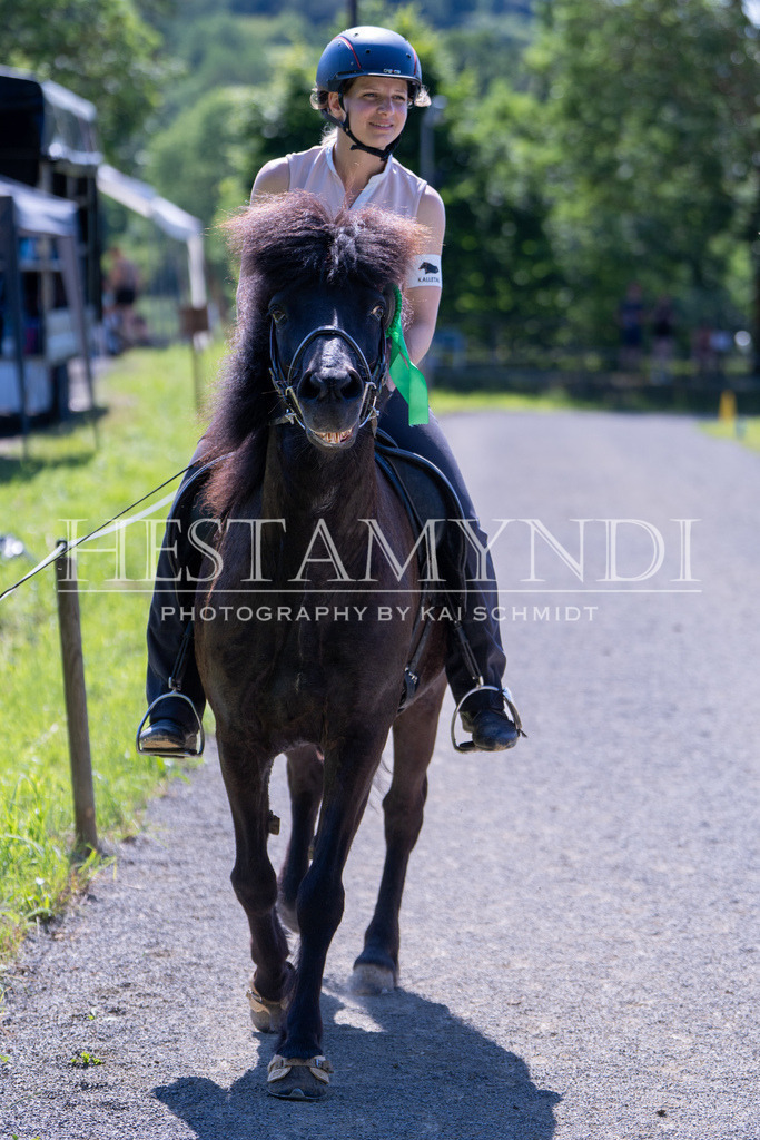 KAI00299 | Ihr sucht einen Fotografen für eure nächste OSI? Ich begleite auch euer Turnier für Islandpferde fotografisch.  - Realisiert mit Pictrs.com
