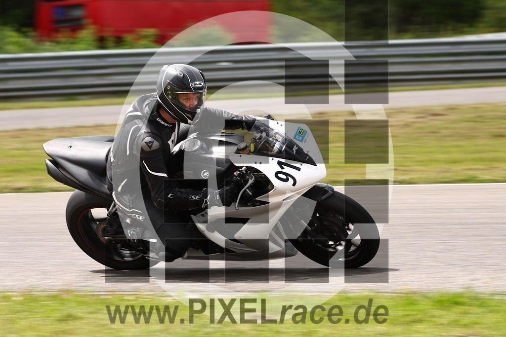 0091-20240525_02159 | Schöne Erinnerungen an spannende Momente - das festzuhalten ist unser Job. PIXELrace.de ist seit 2003 auf den Rennstrecken Europas unterwegs um die Action draußen beim Fahren und die wunderbare Stimmung imm Fahrerlager für euch einzufangen.
