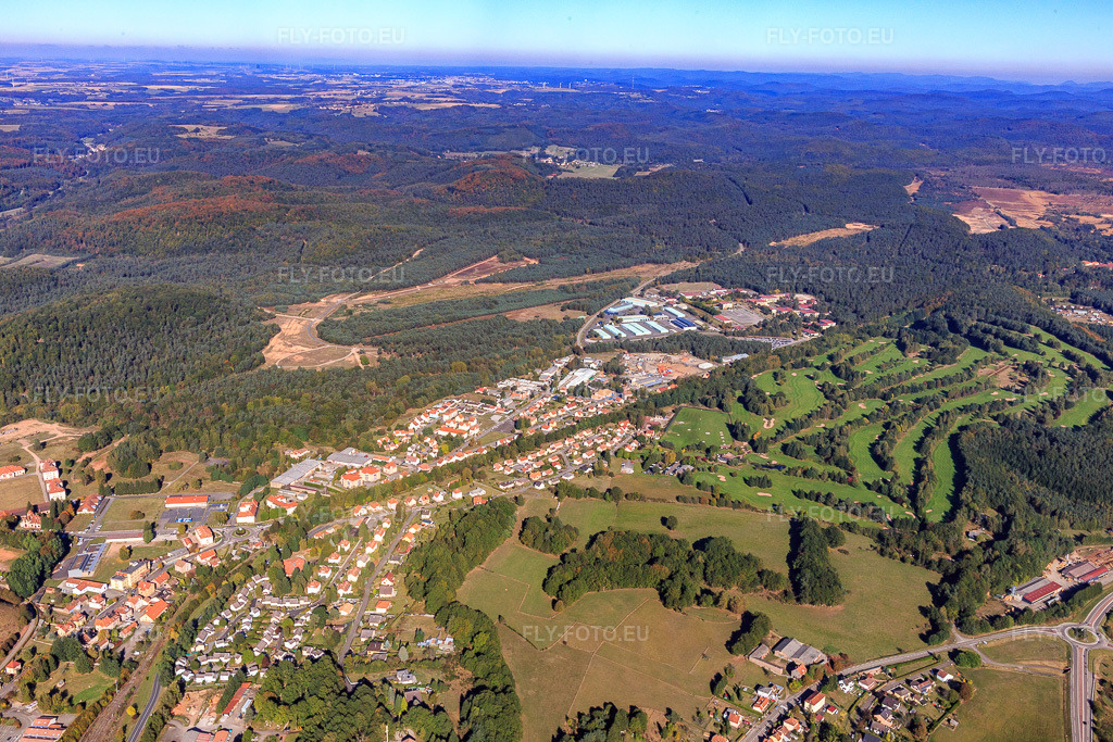 Vue aérienne: Golf de Bitche à Bitsch dans le département Moselle, France – .Photo: IMG_095158.jpg prise le 16/10/2016 par Werner Riehm/FLY-FOTO.eu – Résolution de l'original: 5472 x 3648 px – Golf de bitche - Golf 27 trous - Lorraine - Alsace