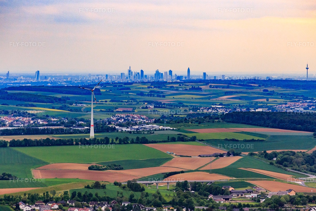 Luftbild: Skyline von Frankfurt am Main aus Osten von Bruchköbel aus im Ortsteil Dornbusch in Frankfurt im Bundesland Hessen in Deutschland. Foto: IMG_088843.jpg vom 20.05.2016 durch Werner Riehm/FLY-FOTO.de