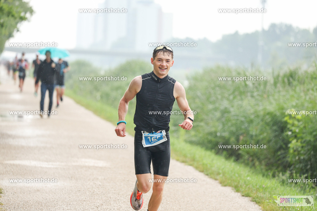 LUR_1066 | 34. M-net Erlanger Triathlon 2025 #erlangertriathlon  #mnettriathlon2025 #mnettriathlon #team #olympischedistanz #mitteldistanz #triathlon #maindonaukanal  #erlangertriathlon2025 #yourpictrs #tv1848 #tv1848erlangen  #triathlonbayern #sportinerlangen #demsportverbunden #sportshot_your_pictrs Copyright: www.sportshot.de