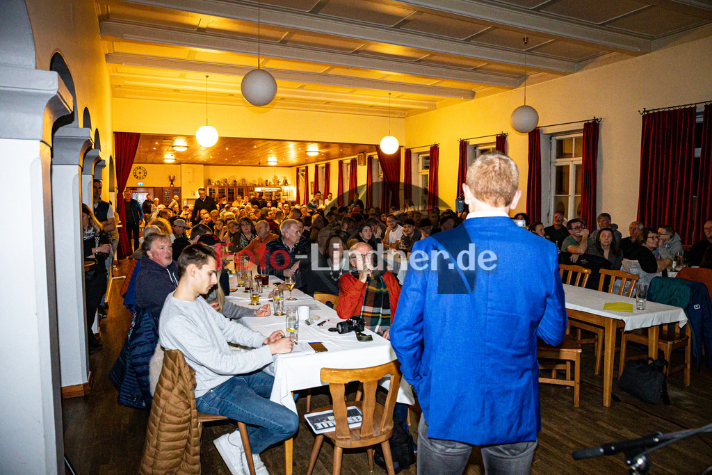 Konzeptvorstellung der IG Eishalle | Infoabend Eishalle Peißenberg, Konzeptvorstellung der IG Eishalle, 20250206,Uli Mach vor gefüllten Saal,2025-02-06 in Peißenberg (Gasthof Zur Post)Copyright: WolfgangxLindner foto-lindner.de