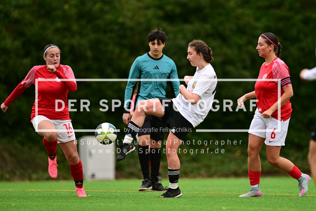 Fußball I Frauen I Saison 2025-2026 I Bezirksliga I 21. Spieltag I Harburger TB - Rahlstedter SC I 166451 | Der Sportfotograf. - Realisiert mit Pictrs.com