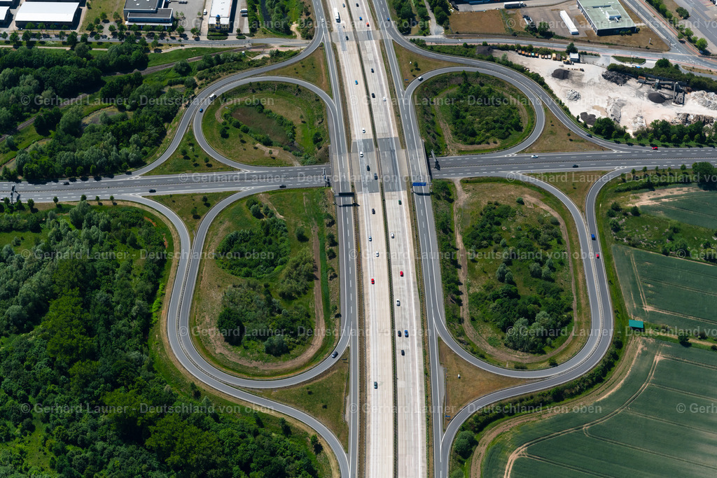 4029547 | BREMEN 01.06.2020 Verkehrsführung und Fahrbahnen der Straßenführung am Autobahnkreuz der BAB A1 Bremen-Hemelingen im Ortsteil Hemelingen in Bremen, Deutschland. // Traffic flow at the intersection- motorway A 1 Bremen-Hemelingen in the district Hemelingen in Bremen, Germany. Foto: Gerhard Launer