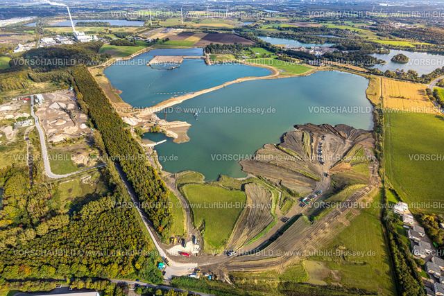Kamp-Lintfort241013697 | Luftbild, Kiesbaggerei See Rossenray, Abfallentsorgungszentrum Asdonkshof mit Schornstein, Abgrabungsgebiet Rossenrayer Feld, Baustelle für Freizeit und Erholungsgebiet, LKW-Kolonne, Rossenray, Kamp-Lintfort, Ruhrgebiet, Nordrhein-Westfalen, Deutschland