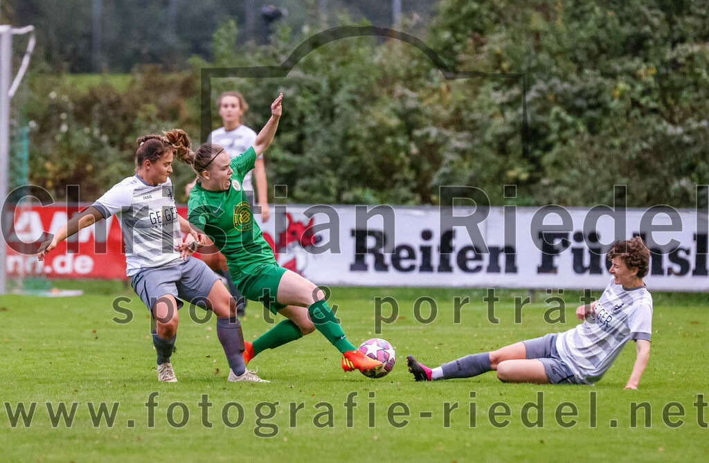 2023-10-07_075_FC_Forstern_gegen_TSV_Schwaben_Augsburg | Forstern, Deutschland, 07.10.2023:
Fußball, Frauen Bayernliga 2023 / 2024, 6. Spieltag, FC Forstern gegen TSV Schwaben Augsburg, Endergebnis: 1:6

Alea Röger (TSV Schwaben Augsburg, #11), Katia Ludwig Lasa (FC Forstern, #6), Tamara Schneider (TSV Schwaben Augsburg, #21)

Foto: Christian Riedel / fotografie-riedel.net