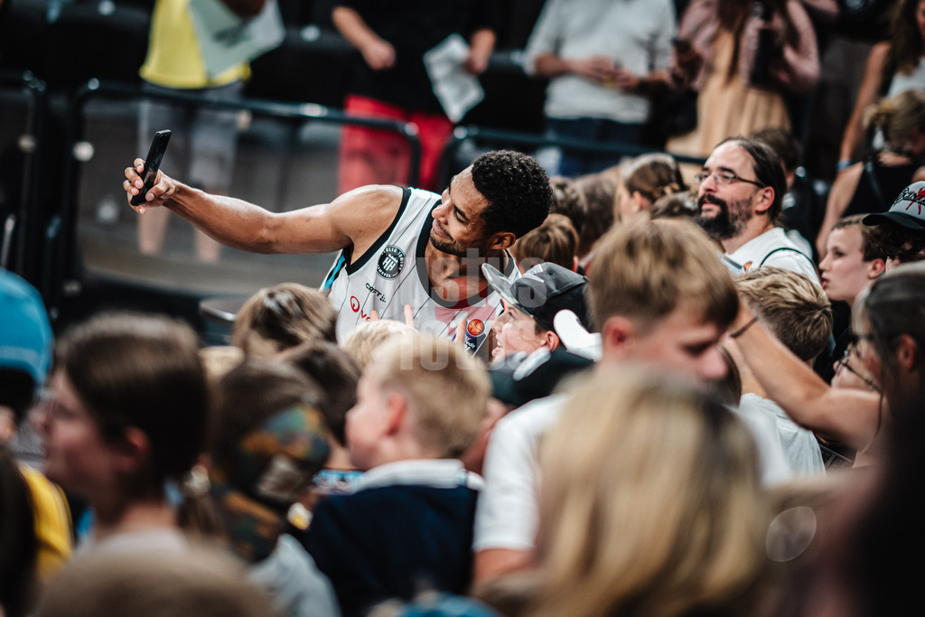 Basketball | Männer | Saison 2024/2025  | easyCredit Basketball Bundesliga | Testspiel | Veolia Towers Hamburg vs. EWE Baskets Oldenburg | 25.08.2024 | Kennet Ogbe (#25, Veolia Towers Hamburg) macht ein Selfie mit einem jungen Fan
